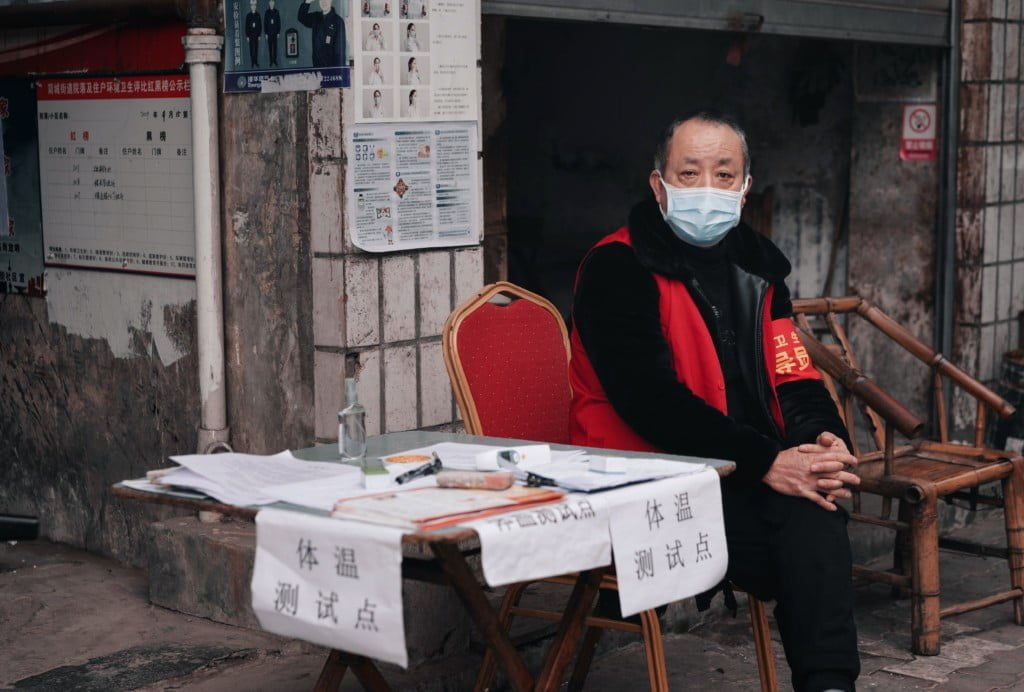 In China 's epidemic, there is a staff member on each street to check the temperature registration