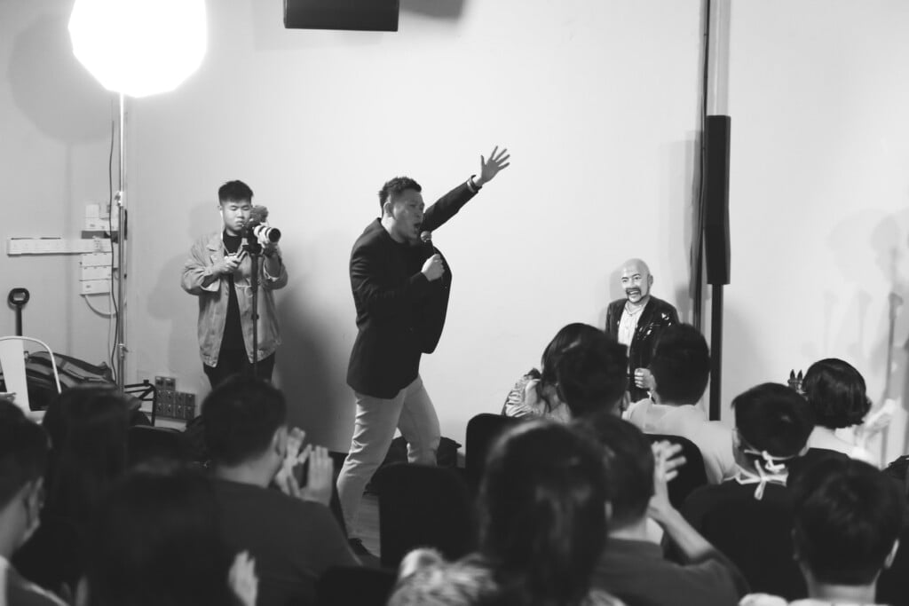 怎样开场，不只要设计“说什么”，也不只考虑“怎么说”